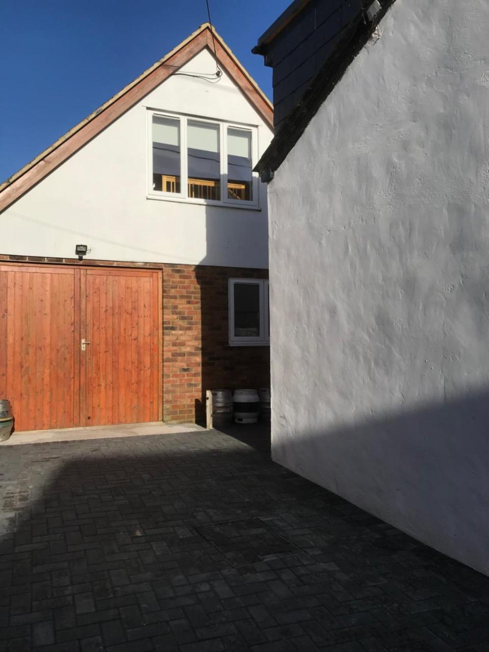 Studio Above Worlds End Microbrewery And Behind The Crown Inn Pewsey Extérieur photo